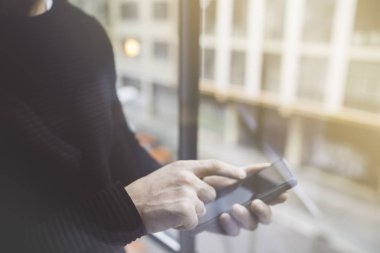 Yan görünüm bir iç akıllı telefon parmak işaret eller mans. Arkadan görünüş iş adam el cep telefonu kullanma office meşgul. Genç erkek arkadaşınızın telefon ayakta yazarak windows kapatın. İşaret fişeği.