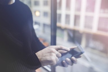 Yan görünüm bir iç akıllı telefon parmak işaret eller mans. Arkadan görünüş iş adam el cep telefonu kullanma office meşgul. Genç erkek arkadaşınızın telefon ayakta yazarak windows kapatın. İşaret fişeği.