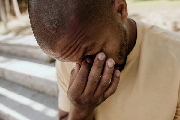 Hezký tmavou jistý muž seděl na schodech. Africké bederní treveler relaxační na city. Volný čas a odpočinek na letní den. — Stock fotografie