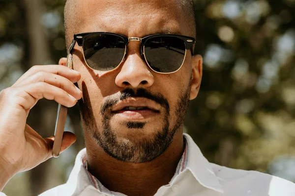 年轻自信的城市专业人士使用智能手机。非洲裔美国男性商人使用手机智能手机拨打电话. — 图库照片
