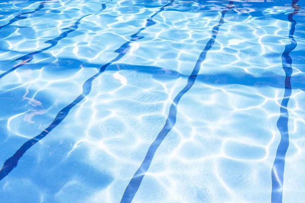 Día de verano en la piscina. Concepto de fondo y textura. Ripple Agua en piscina con reflejo solar . Imágenes de stock libres de derechos