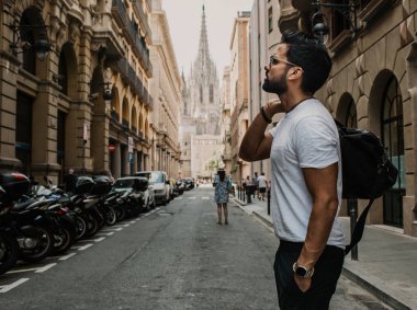 Gezgin erkek bir büyük Avrupa şehir, seyahat ve aktif yaşam tarzı kavramı arıyorum. Siyah deri bir çanta sakallı turist adam zevk güzel şehir seyahat.