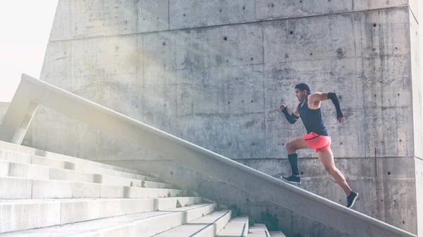 Muscular hispano Joven entrenando ejercitando al aire libre.Pared de fondo de hormigón con área de espacio de copia para mensaje de texto o contenido publicitario. . —  Fotos de Stock