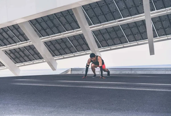 Ejercicio concepto urbano al aire libre. Hombre hispano atleta velocista corriendo, ejercitando flexiones al aire libre, trotando fuera de la sala de entrenamiento . —  Fotos de Stock