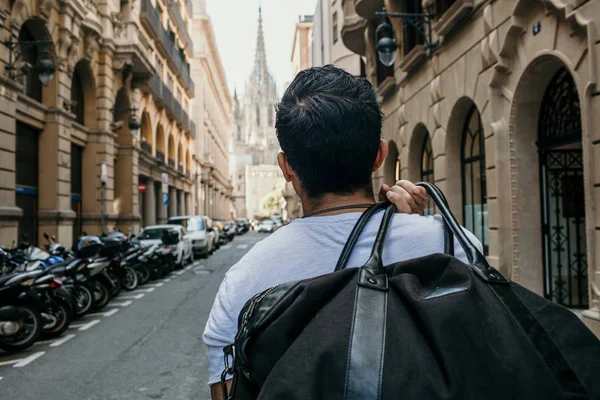 Hombre viajero en busca de una gran ciudad de Europa, viajes y un estilo de vida activo concept.Bearded Tourist Man con bolsa de cuero negro disfrutar de un hermoso viaje por la ciudad . — Foto de Stock