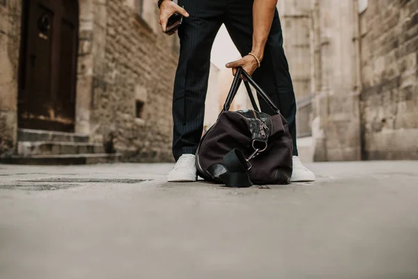 Traveler male discover a big europe city, travel and active lifestyle concept.Bearded Tourist Man with black leather bag enjoy beautiful city travel. — Stock Photo, Image
