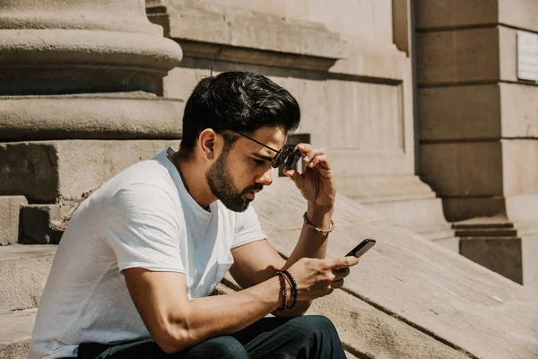 Schöner Bärtiger Hispanischer Mann Der Mit Seinem Handy Internet Surft — Stockfoto