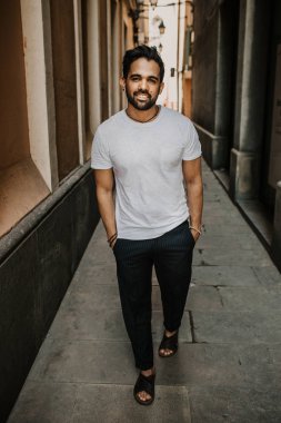 İspanyol sakallı turist adam beyaz tshirt eski şehir zevk içinde. Gezgin erkek keşfetmek bir büyük Avrupa şehir, seyahat ve aktif yaşam tarzı kavramı. Dikey.