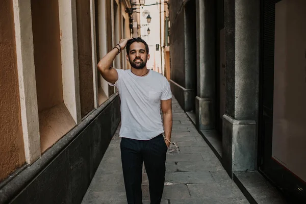 Reiziger man ontdekken een grote stad van Europa, reizen en actieve levensstijl concept. Baard hispanic toeristische Man in de witte tshirt genieten van de oude stad. — Stockfoto