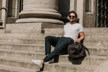 Avrupa'da seyahat ve geri kalan sunnyday üzerinde alarak İspanyol adam yakışıklı sakallı.