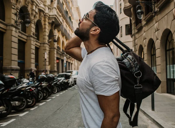 Hombre viajero descubrir una gran ciudad de Europa, viajes y un estilo de vida activo concept.Bearded Tourist Man con bolsa de cuero negro disfrutar de hermosos viajes de la ciudad . — Foto de Stock