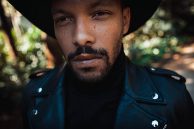 Afrikalı - Amerikalı erkek hipster modeli portre. Erkek kavramı.