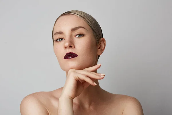 Bonito modelo loira feminina com maquiagem nua clara posando no fundo do estúdio branco . — Fotografia de Stock