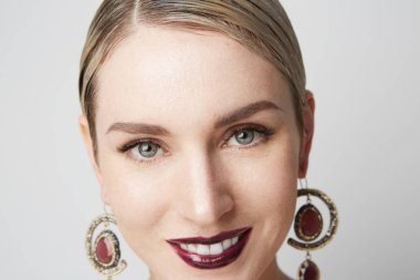 Yakışıklı gülümseyen kadın sarışın model beyaz stüdyo arka plan poz ışık çıplak makyaj ile.