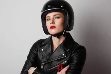 Siyah deri ceketli beyaz arka plan üzerinde kameraya bakarak gülen kırmızı dudaklı kız moda headshot portresi. Moda, glamour ve moto aşınma kavramı.