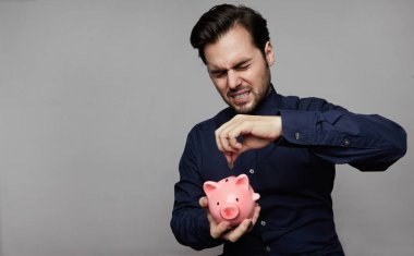 Domuzcuk bankada para koyarak adam. Kaydetme para kavramı