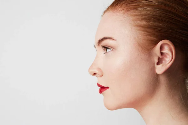 Retrato de perfil de beleza modelo ruiva feminina com sobrancelhas escuras e maquiagem nua clara. Copiar colar lugar . — Fotografia de Stock