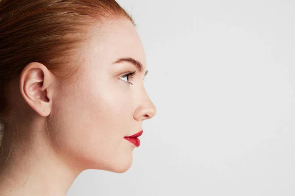 Retrato de perfil de beleza modelo ruiva feminina com sobrancelhas escuras e maquiagem nua clara. Copiar colar lugar . — Fotografia de Stock