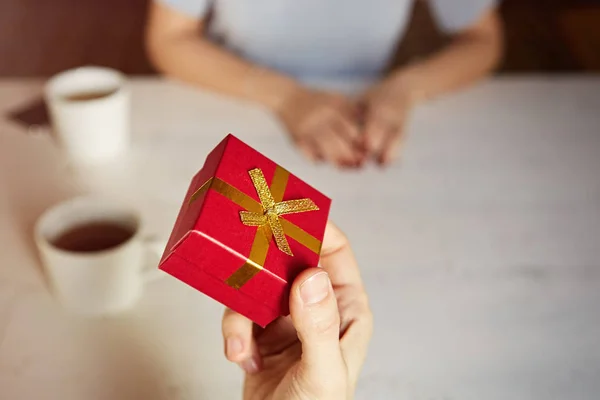 Az ember így jelen piros ajándék doboz, szőke nő — Stock Fotó