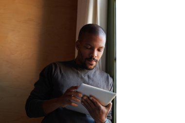 Zarif Afrika siyah adam ev salon tablet kullanma.