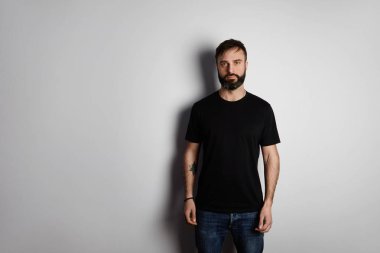 Boş arka plan üzerinde siyah tshirt sakallı adam portresi
