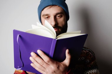 El not defteri tutan adam genç sakallı.