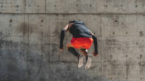Hombre Hispano saltando. Ejercicio básico al aire libre. Ajuste hombre atleta ejercicio.Amplio. Fondo urbano . —  Fotos de Stock