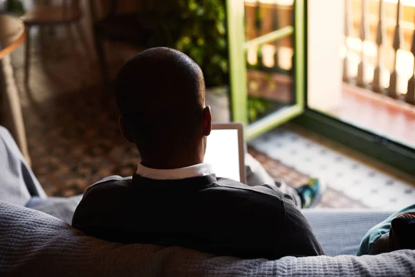 African American man använder elektronisk touch tablett hemma. Begreppet avkoppling. — Stockfoto