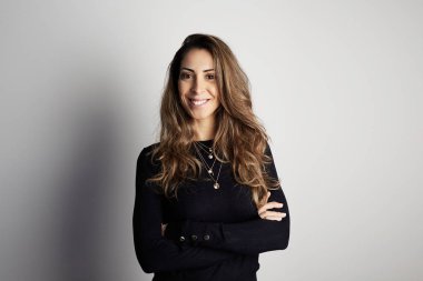 Beyaz arka plan üzerinde izole yakışıklı gülümseyen iş kadını.