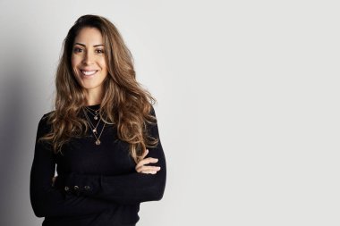 Beyaz arka plan üzerinde izole yakışıklı mutlu işkadını.