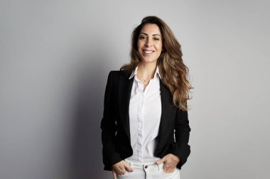 Beyaz arka plan üzerinde izole emin gülümseyen iş kadını.