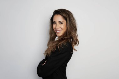 Beyaz arka plan üzerinde izole trendy gülümseyen iş kadını.