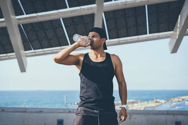 Masculino atleta sprinter beber agua pura después del ejercicio duro. Estilo de vida saludable . —  Fotos de Stock