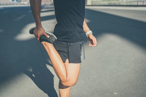 Masculino atleta sprinter haciendo ejercicio de estiramiento, hacer ejercicio al aire libre, trotar fuera. estilo de vida saludable . —  Fotos de Stock