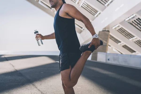 Masculino atleta sprinter haciendo ejercicio de estiramiento, hacer ejercicio al aire libre, trotar fuera. estilo de vida saludable . —  Fotos de Stock
