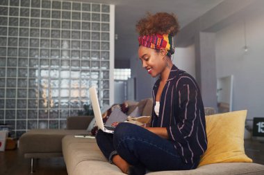 Uzaktan internet metin ile dijital netbook üzerinde çalışma genç Amerikan Afrika kadın blogger. Makale Web sitesi için modern dizüstü bilgisayar evde klavyede yazarak Afrikalı kadın yazarı