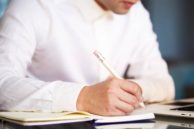 İş adamı çalışma laptop ofis bağlantı ağ kavramı