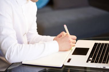 İş adamı çalışma laptop ofis bağlantı ağ kavramı