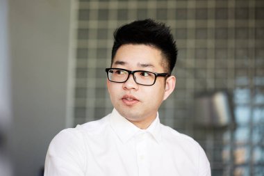 Genç güven Asya Işadamı çalışma ofisi. Ağ kavramının bağlanması