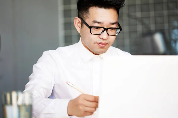 Asiatiska affärs man Working laptop ansluta nätverk Concept — Stockfoto