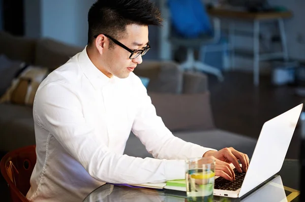 Jovem asiático empresário trabalhando com laptop no escritório — Fotografia de Stock