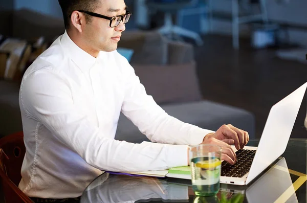 Jovem asiático empresário trabalhando com laptop no escritório — Fotografia de Stock