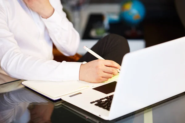 Affärs man Working laptop Office anslutande nätverk Concept — Stockfoto