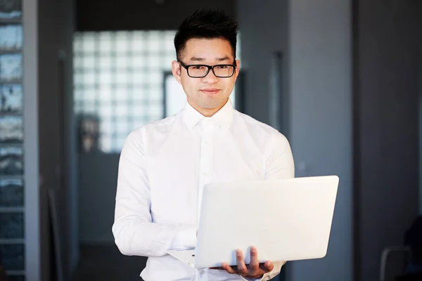 Ásia empresário trabalhando laptop conectando rede conceito — Fotografia de Stock
