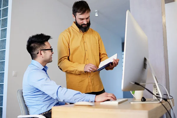 Jovem equipe de negócios trabalhando com novo projeto de inicialização escritório de co-trabalho.Computadores de mesa, processo de brainstorm — Fotografia de Stock