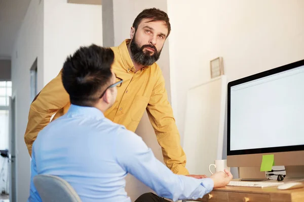 Processo di coworking Businessman Desktop Connecting Networking Concept. Due giovani uomini fiduciosi guardando monitor desktop . — Foto Stock