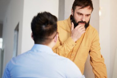Yeni başlangıç projesi modern birlikte çalışma ofisi ile çalışan iş ekibi. Masadaki masaüstü bilgisayarlar, beyin fırtınası toplantısı