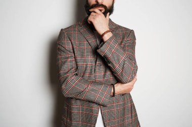 Çekici sakallı işadamı model rahat ceket ve boş beyaz t-shirt prim yaz pamuk, beyaz arka planda pozlar.