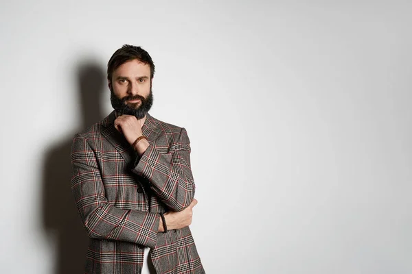 Casual dreesed handsome cheerful man standing over white background and looking camera. Mockup Copy Paste Advertisement. — Stock Photo, Image