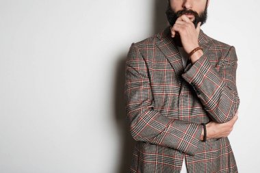 Yakışıklı hipster modeli rahat ceket ve boş beyaz t-shirt prim yaz pamuk pozlar, beyaz arka plan üzerinde. Mockup Kopyala Yapıştır Reklamı.